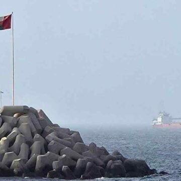 Oil falls more than 6% as Iran and US pause strikes over Strait of Hormuz